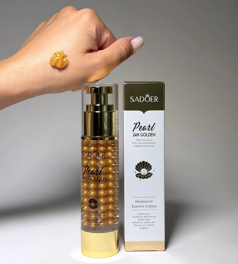 Fotografie reală: serul Pearl 24K Gold pe dosul palmei, lângă sticlă și cutie